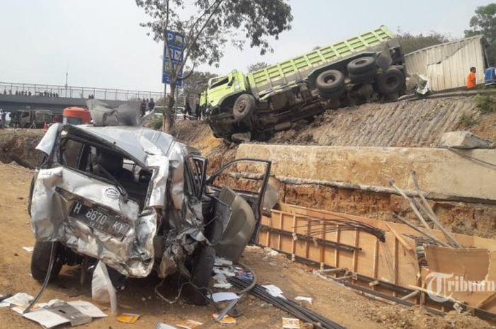 Salah satu kondisi mobil yang turut dalam kecelakaan beruntun di tol Cipularang KM 91