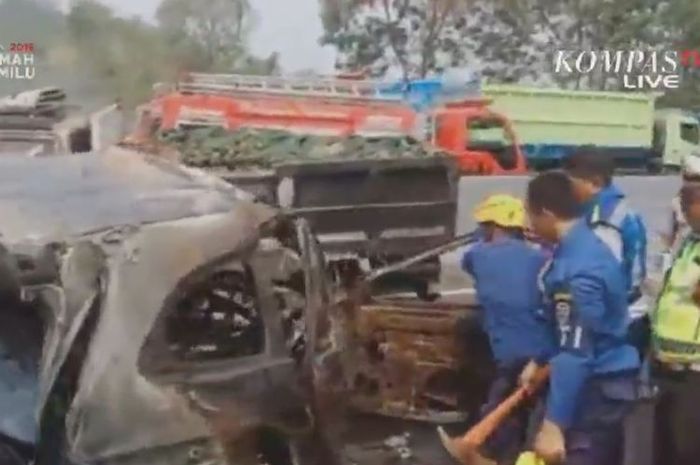 Kecelakaan beruntun terjadi di tol Cipularang KM 91 yang membuat beberapa kendaraan hangus terbakar