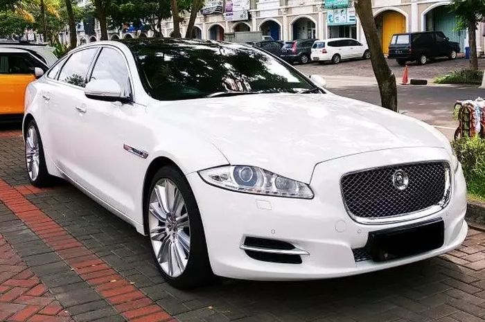 Jaguar XJ-L tahun 2011