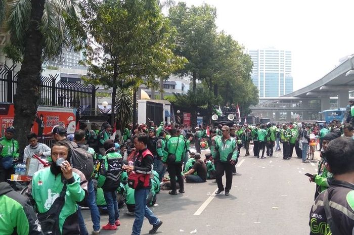 Pengemudi Gojek melakukan aksi demo di depan gedung Kedubes Malaysia di Jalan Rasuna Said, Jakarta Selatan, Rabu (3/9/2019)
