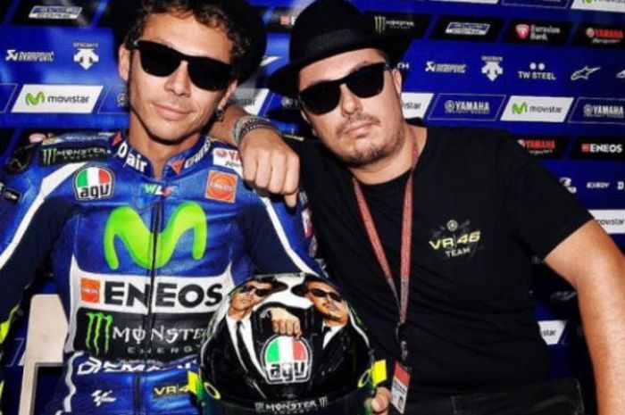 Valentino Rossi bersama Salucci, sahabatya sedari kecil yang selalu ikut menemaninya setiap balapan