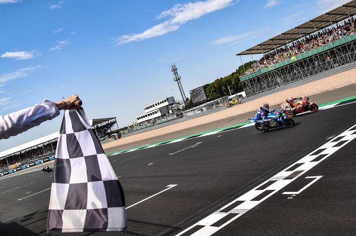 Alex RIns finis di depan Marc Marquez dengan selisih 0,013 di MotoGP Inggris 2019 disebut-sebut sebagai the closest finish musim ini