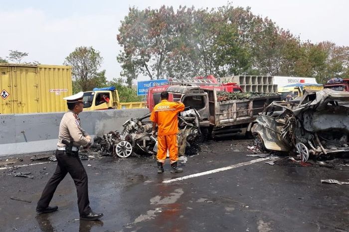 Kecelakaan beruntun di Tol Cipularang