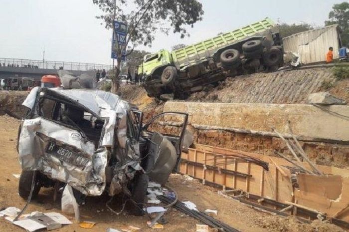 Salah satu korban selamat dari kecelakaan Tol Cipularang menceritakan bahwa mobil yang ia kendarai tertabrak kendaraan di belakangnya hingga terbang
