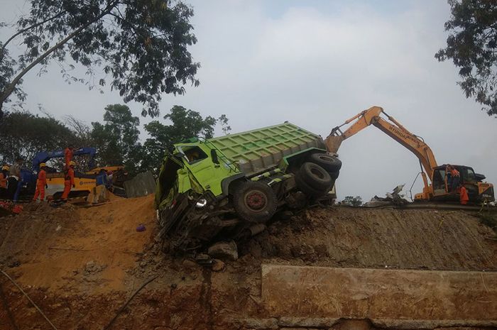 Petugas mengevakuasi salah satu kendaraan yang terlibat pada kecelakaan beruntun di Tol Cipularang KM 92 Purwakarta, Jawa Barat, Senin (2/9/2019). Kecelakaan tersebut melibatkan sekitar 20 kendaraan yang mengakibatkan korban 25 orang luka ringan, empat orang luka berat dan delapan orang meninggal du