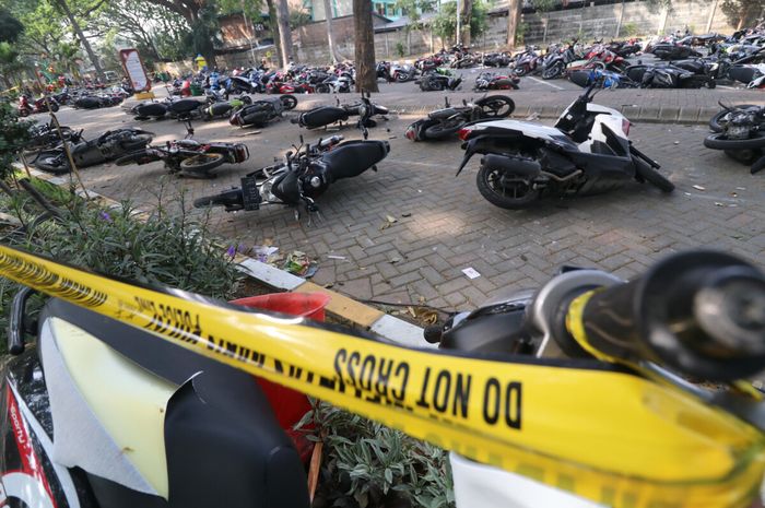 231 motor dah 5 mobil dirusak suporter PSIM Yogyakarta di Kediri