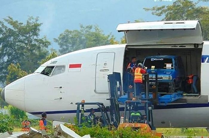 Sebuah Toyota Kijang berada di perut pesawat