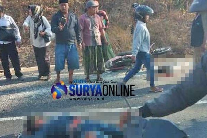 Tiga sepeda motor terlibat kecelakaan lalu-lintas (Lakalantas) di Jalan Raya Gunung Gigir Desa Lombang Dajah Kecamatan Blega, Bangkalan, Rabu (4/9/2019). Akibat kecelakaan ini, satu orang tewas di lokasi, sementara tiga orang lainnya mengalami luka. 