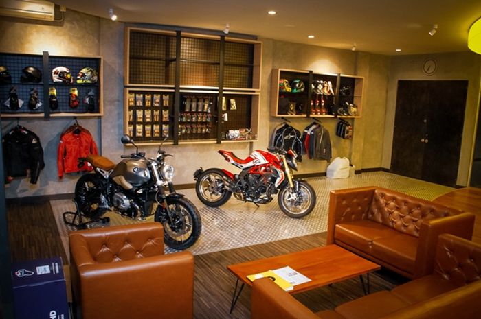 Suasana bengkel Seimos Moto dengan ruang tunggu yang nyaman