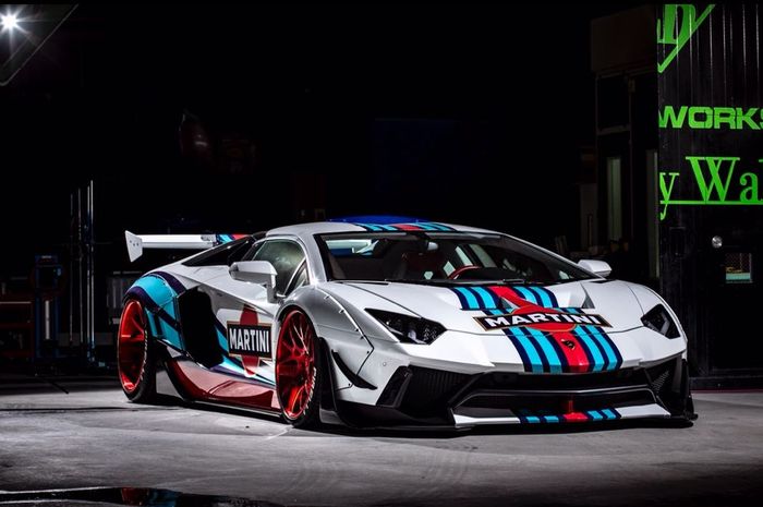 Modifikasi Lamborghini Aventador pakai livery Martini Racing