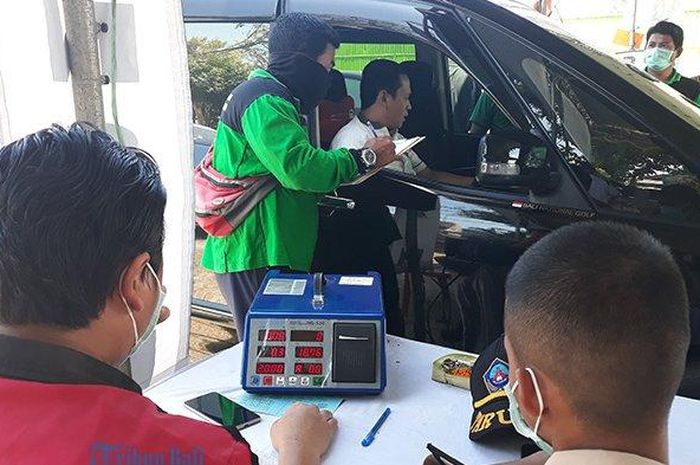 Uji emisi gas buang di Jalan Raya Sesetan Denpasar, Selasa (3/9/2019). 