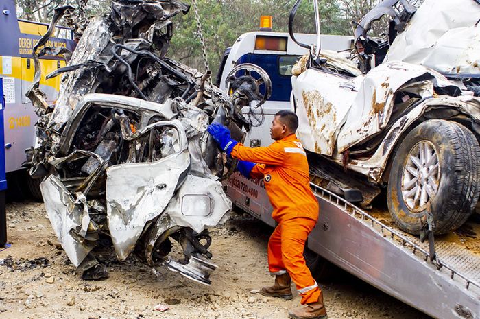 Petugas mengevakuasi sejumlah kendaraan yang terlibat pada kecelakaan beruntun di Tol Cipularang KM 92 Purwakarta, Jawa Barat, Senin (2/9/2019). Kecelakaan tersebut melibatkan sekitar 20 kendaraan yang mengakibatkan korban 25 orang luka ringan, empat orang luka berat dan delapan orang meninggal duni