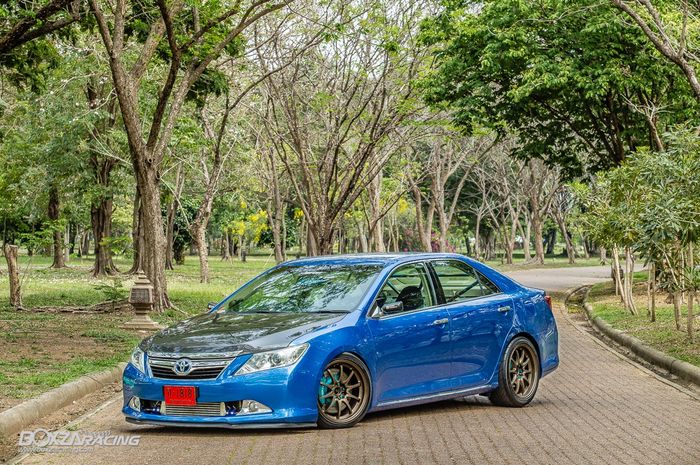 Modifikasi Toyota Camry dengan tampilan racing
