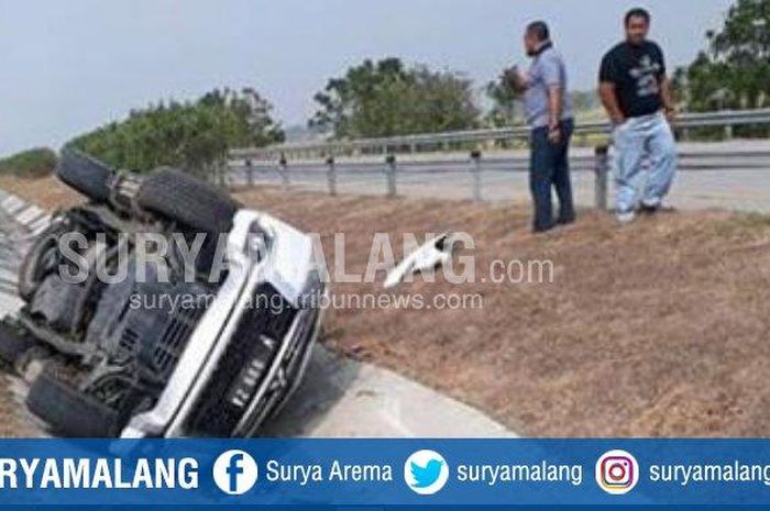 Kondisi mobil Mitsubishi Pajero Sport yang mengalami pecah ban di Tol Mojokerto-Kertosono sebelum dievakuasi petugas, Selasa (3/9/2019)