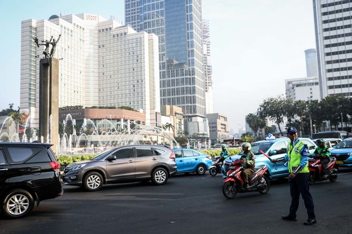 Mobil dan motor melintas di jalan MH Thamrin, Jakarta Pusat 