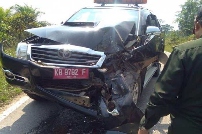 Toyota Hilux dinas ringsek, akibat tabrakan beruntun antar mobil dinas kabupaten Kapuas Hulu, Kalimantan Barat