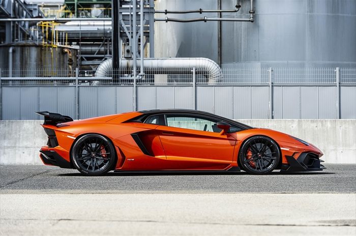Tampilan samping Lamborghini Aventador pakai body kit Aimgain