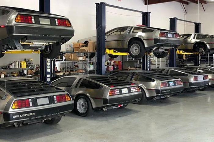 Puluhan DeLorean DMC-12 berbaris di bengkel DeLorean Motor Company Florida