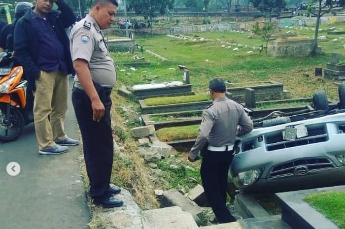Toyota Avanza terguling ke Tempat Pemakaman Umum (TPU) Tanah Kusir Jakarta Selatan.