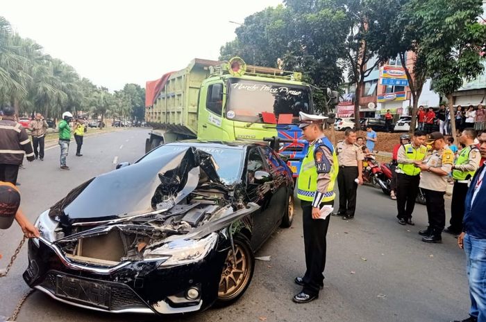 Toyota Mark X yang ringsek usai ditubruk Hino Dump Truck dari belakang