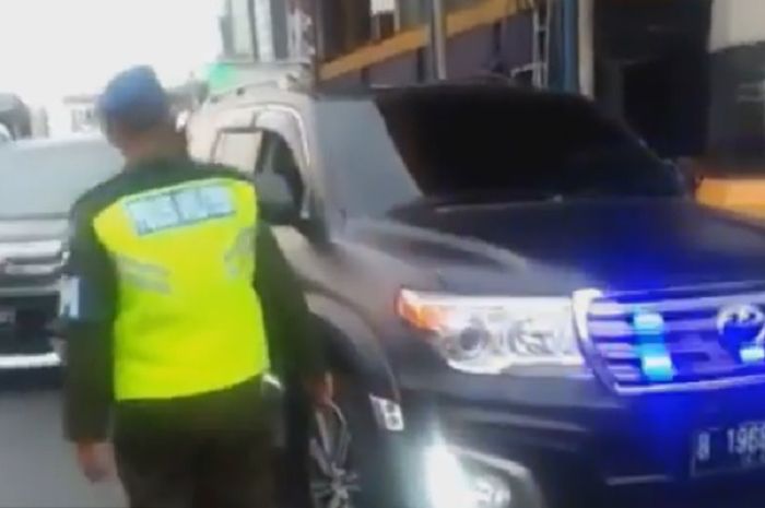 Polisi Militer ikut menertibkan Toyota Land Cruiser VX 200 karena menggunakan lampu rotator dan strobo