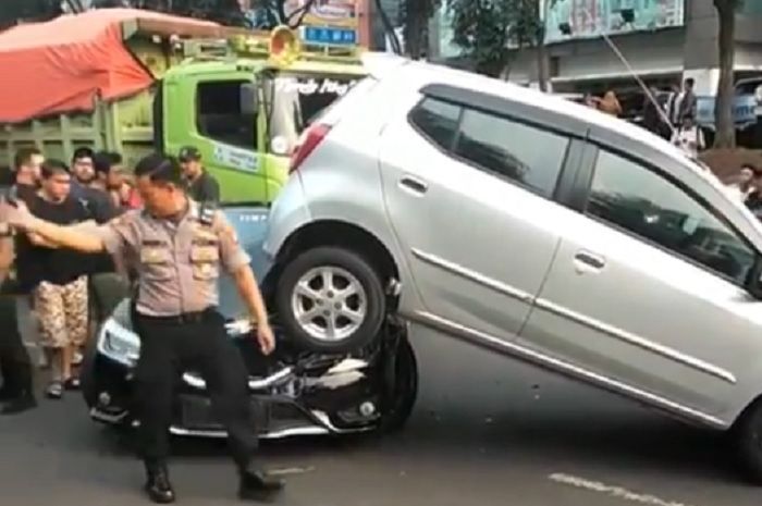 kecelakaan beruntun antara lima kendaraan