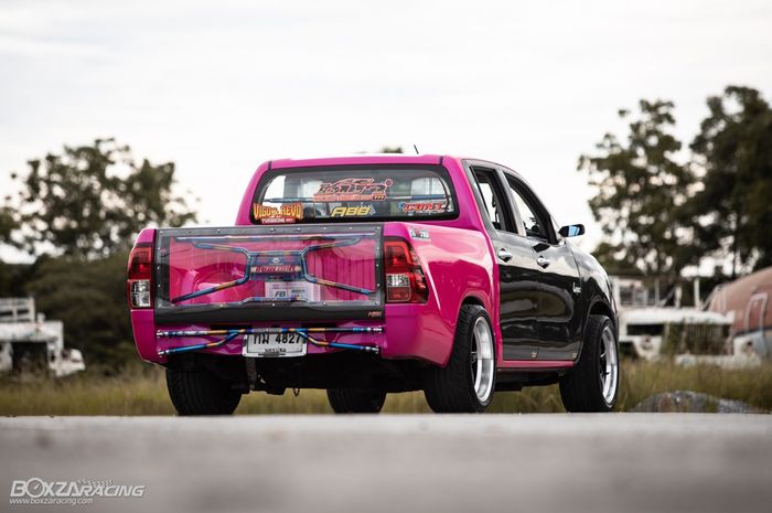 Tampilan belakang pikap Toyota Hilux tampil racing dengan kelir pink