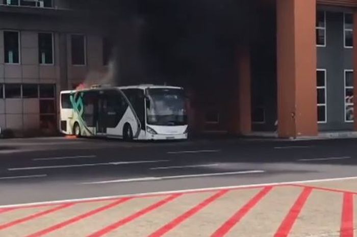 Shuttle Bus di Bandara Ngurah Rai Bali terbakar