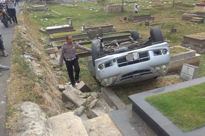 Toyota Avanza yang terbalik di TPU Tanah Kusir, Jakarta Selatan