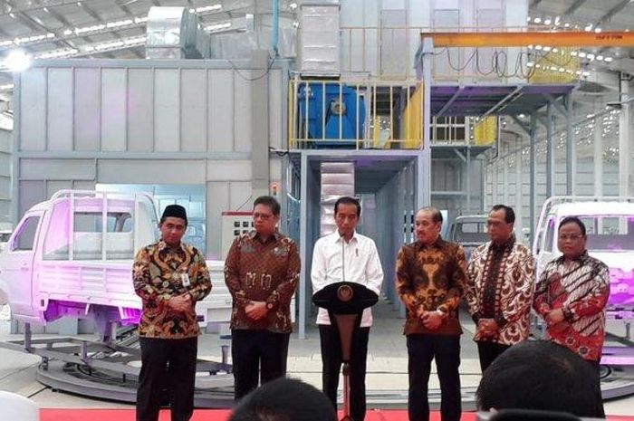 Presiden Joko Widodo meresmikan pabrik mobil Esemka didampingi beberapa mentri.