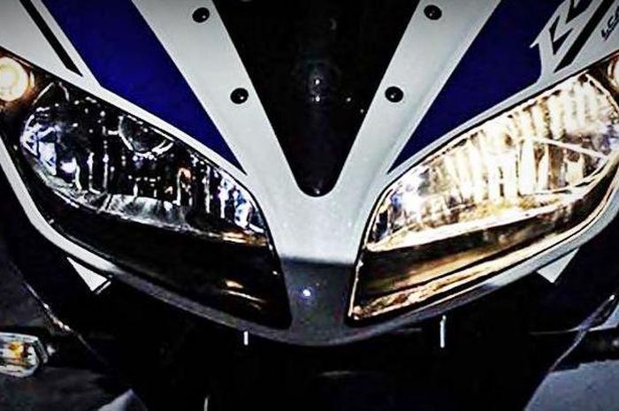 Ilustrasi Yamaha R15 lampu menyala sebelah