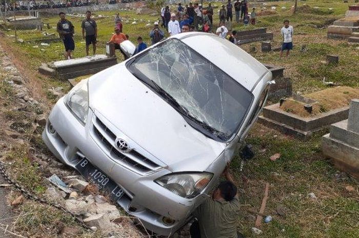 Toyota Avanza terjungkal di pemakaman umum
