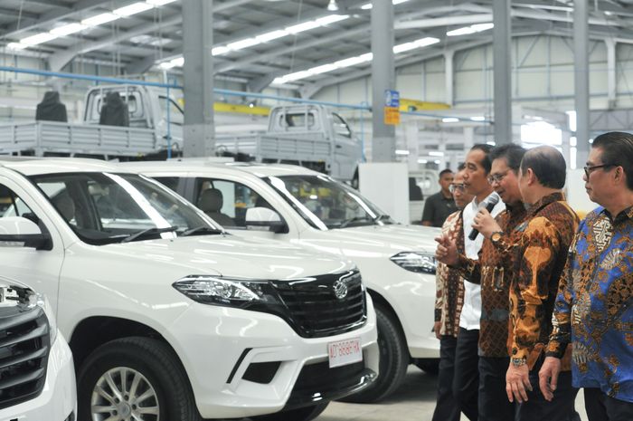 Ilustrasi. Presiden Jokowi didampingi sejumlah pejabat melihat mobil produksi PT Esemka, di Kab. Boyolali, Jateng, Jumat (6/9) siang.