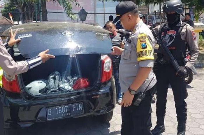 Mobil Daihatsu Ayla ditinggalkan begitu saja di halaman Hotel di Lumajang karena pengemudi menghindari razia,  Kamis (5/9/2019)