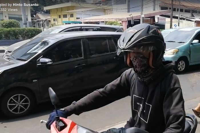 Pemotor yang nekat lewat trotoar dan hampir menabrak pejalan kaki