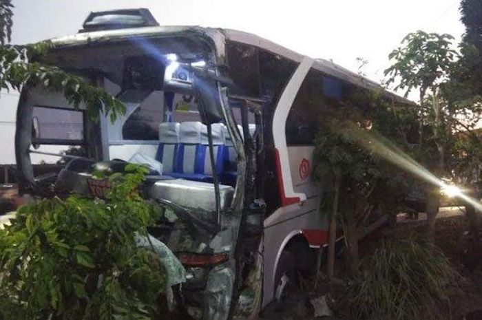 Kondisi bus yang terlibat laka lantas sesaat sebelum dievakuasi, Sabtu (7/9/2019). 