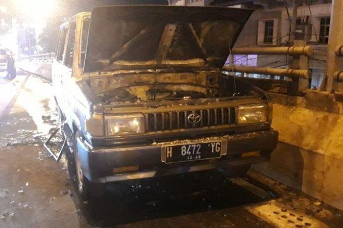 Mobil kijang yang terbakar di flyover Jatingaleh Kota Semarang, Jumat (6/9/2019).  