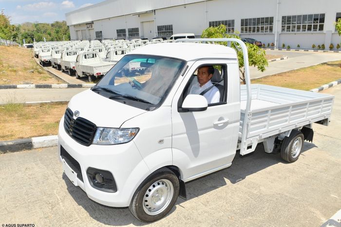 Presiden Joko Widodo Esemka Bima yang diluncurkan bersamaan dengan peresmian pabrik mobil Esemka milik PT Solo Manufaktur Kreasi, di Sambi-Boyolali, Jawa Tengah, Jumat (6/9/2019) siang.