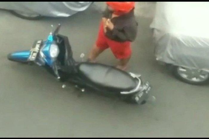 Pelaku pencurian spion mobil sedang memantau situasi