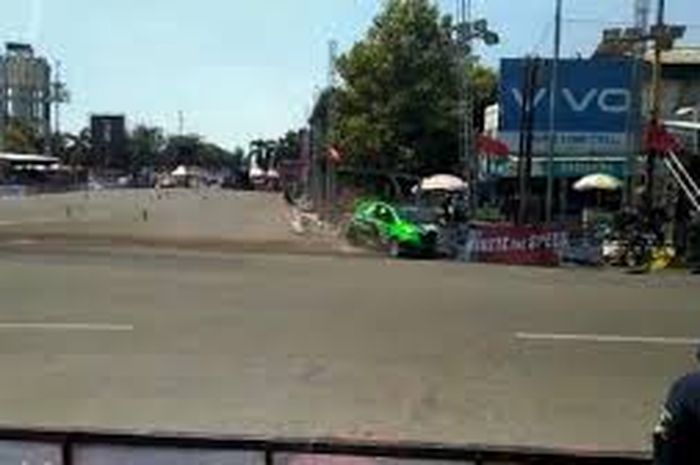 Tangakapan layar  video Honda Brio tabrak Kameramen di Kejurnas Slalom Tegal