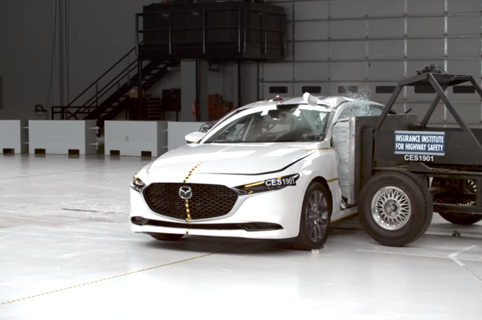 Crash test dari Mazda3 sedan yang dilakukan oleh IIHS