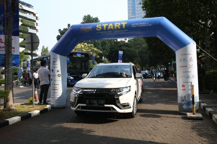 Mitsubishi Outlander PHEV saat mulai konvoy