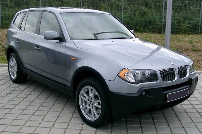 Ilustrasi BMW X3 generasi pertama (E83) tahun 2003 sampai 2006
