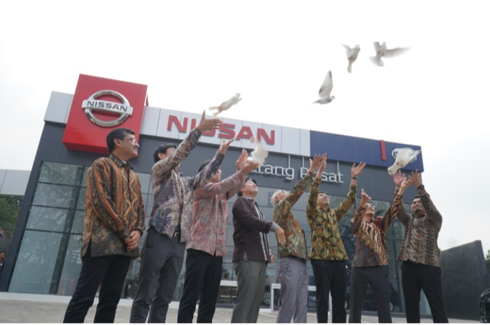 Tim manajemen Nissan Motor Indonesia bersama tim manajemen Diler Nissan Datsun Serang Pusat.