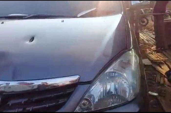 Toyota Kijang Innova diberondong peluru polisi karena kasus pencurian sapi