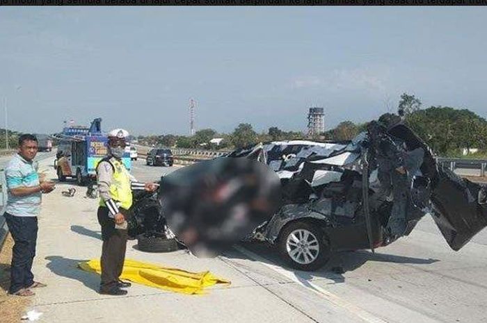 Toyota Kijang Innova terbelah, Dari kap mesin sampa pintu bagasi terpotong pantat truk di tol Gempol-Pasuruan, Jawa Timur