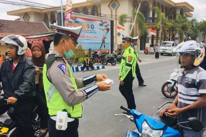 Ilustrasi anggota Satlantas Polres Lombok Timur saat melakukan razia.