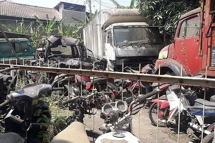 Bangkai kendaraan yang terbengkalai di Unit Lakalantas Cikamuning