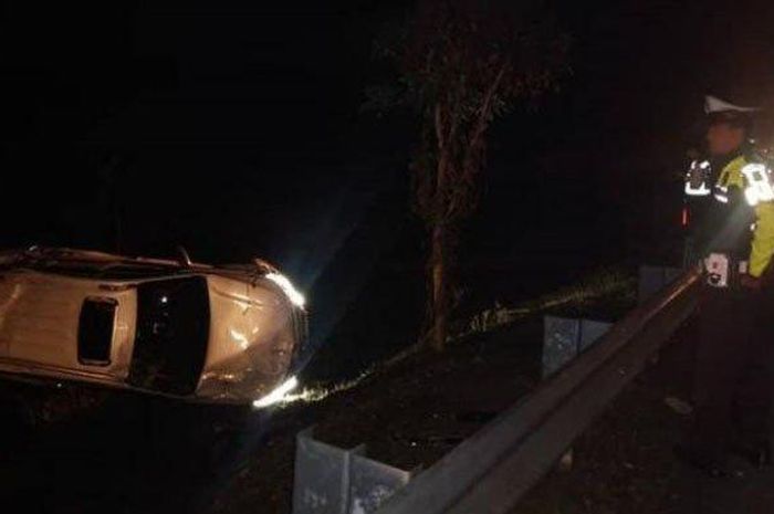 Mobil Mitsubishi Pajero Sport nopol N 1014 WA menghantam pembatas jalan lalu terguling dan masuk parit di Tol Gempol-Pasuruan kilometer 780+200/A, Senin (9/9/2019). 