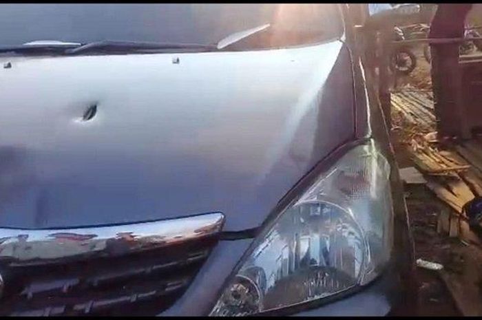 Toyota Innova pelaku yang tedapat lubang hasil tembakan polisi